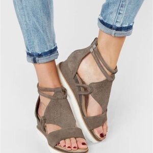 954. Diba True Green Clover Ankle Sandal NWOT Size 9